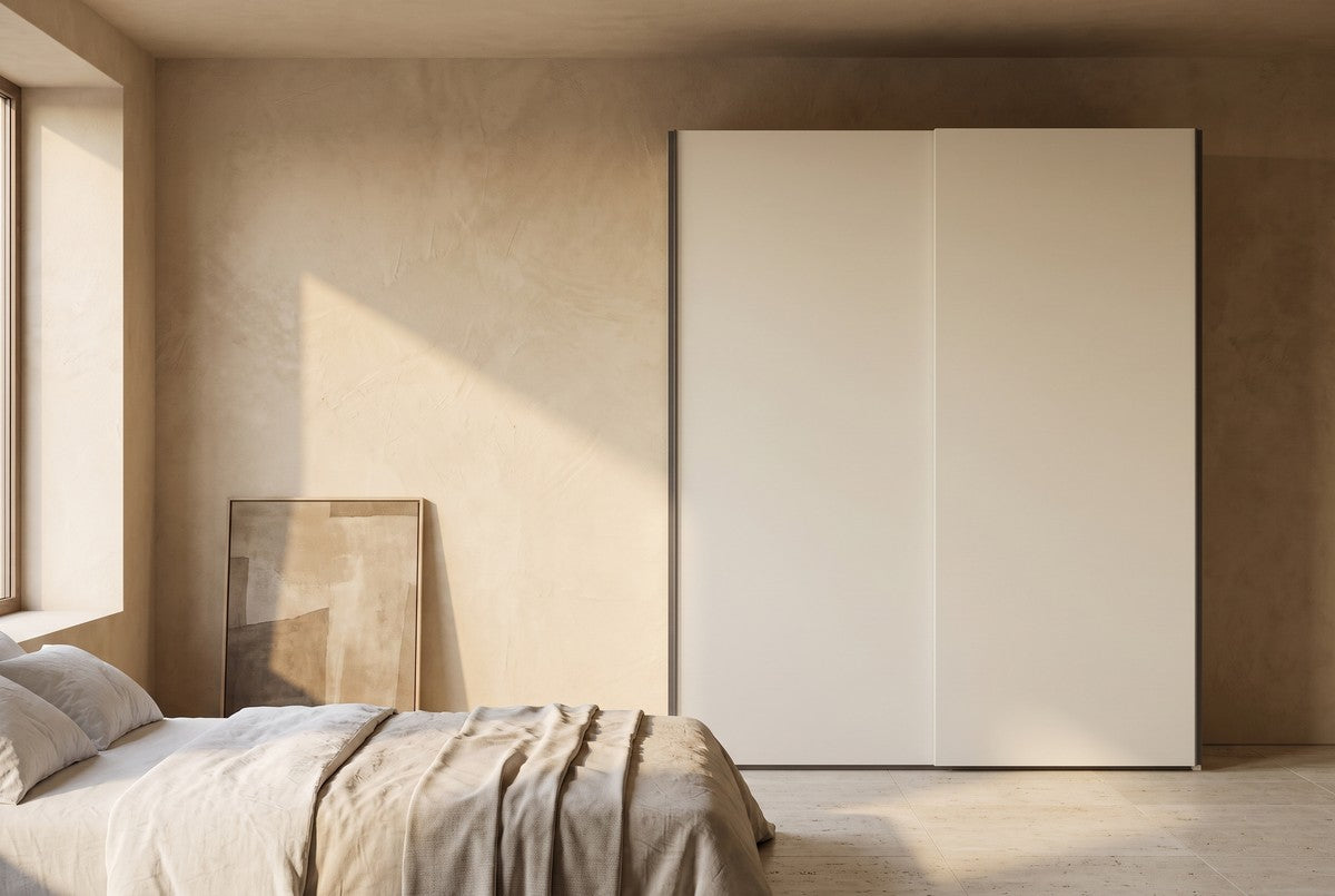 BORA-schuifdeurkast in Melamine · Crema in een lichte slaapkamer (AI-sfeerbeeld)