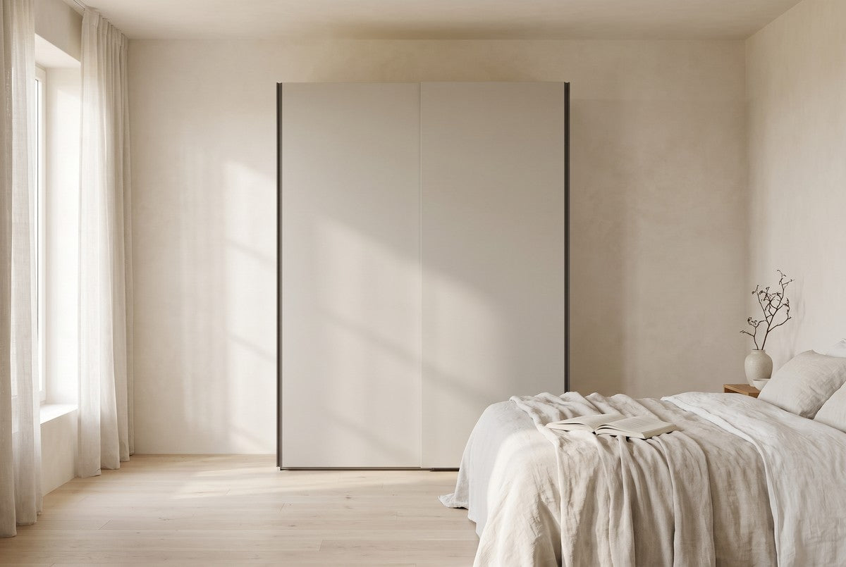 BORA-schuifdeurkast in Melamine · Tortora in een lichte slaapkamer (AI-sfeerbeeld)