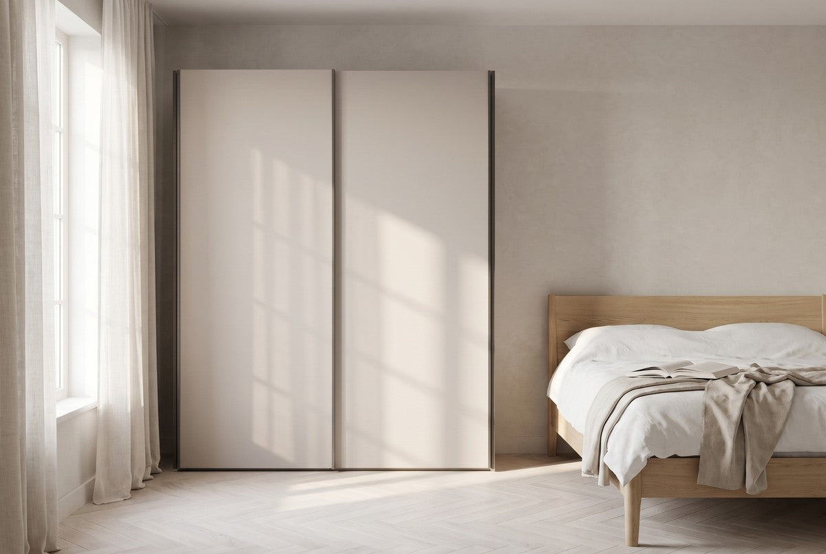 BORA-schuifdeurkast in Melamine · Perla in een lichte slaapkamer (AI-sfeerbeeld)