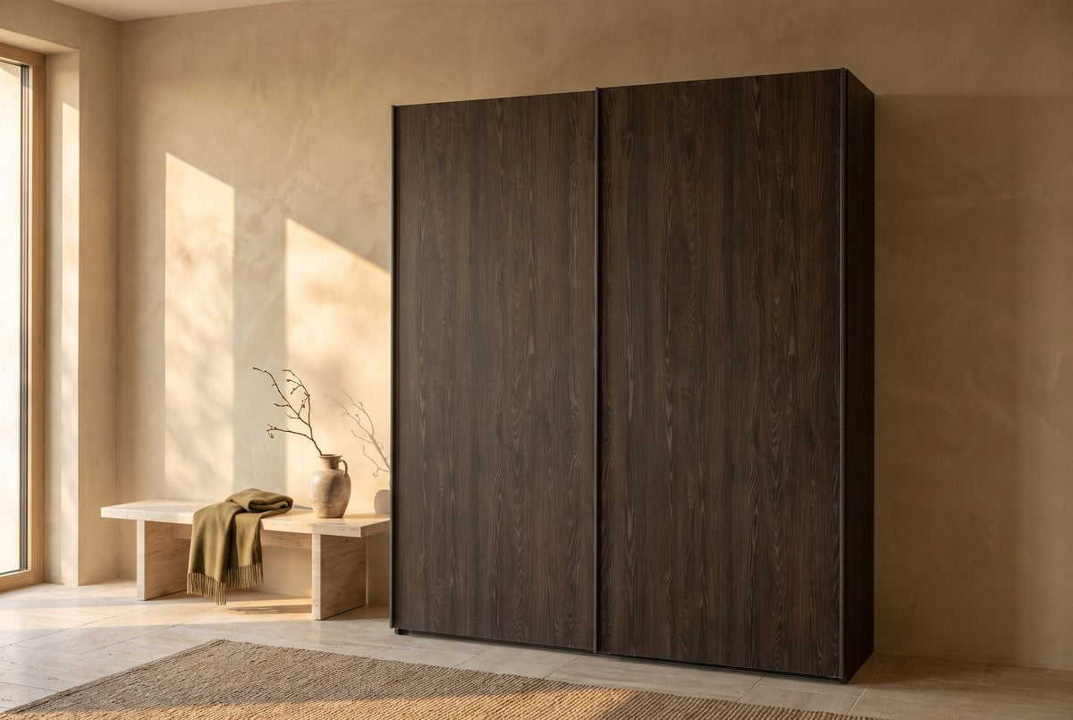 BORA-schuifdeurkast in Melamine · Rovere Fiammato in een lichte hal (AI-sfeerbeeld)