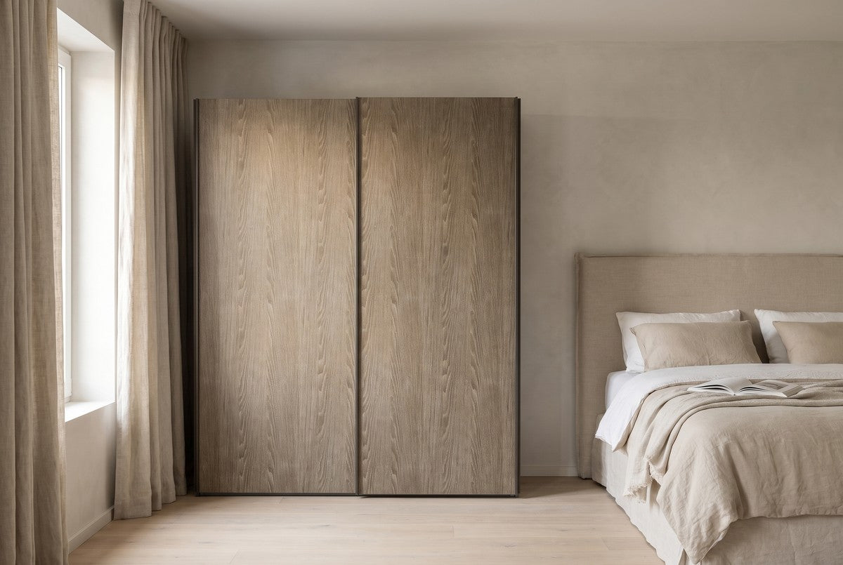 BORA-schuifdeurkast in Fineer · Rovere Yuta in een lichte slaapkamer (AI-sfeerbeeld)