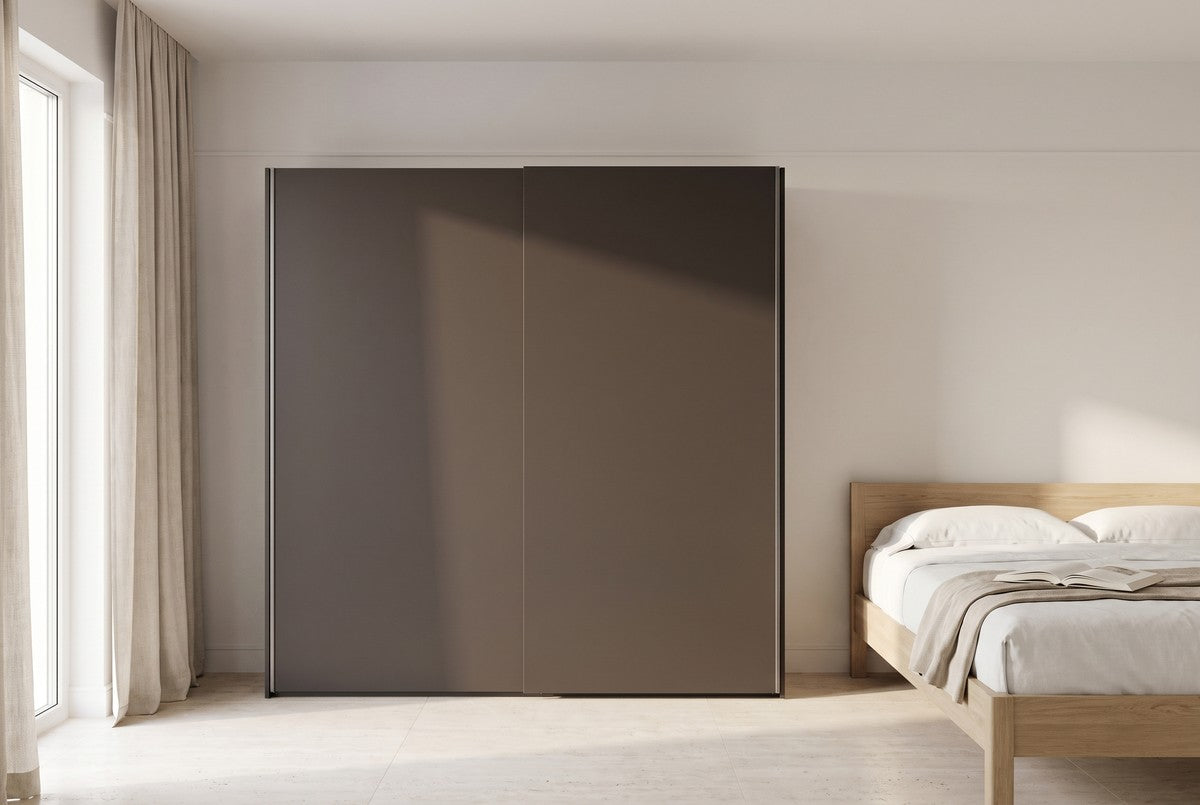 BORA-schuifdeurkast in Matlak · Cacao in een lichte slaapkamer (AI-sfeerbeeld)