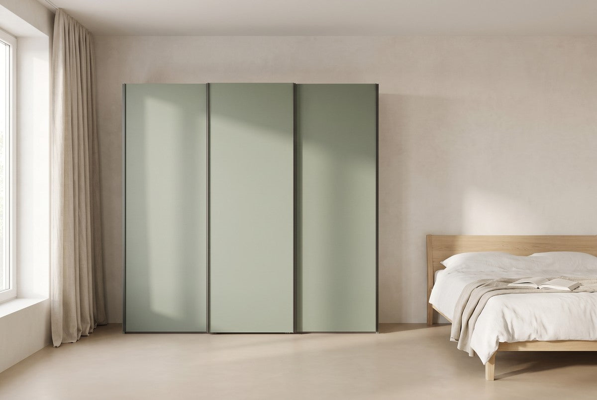 BORA-schuifdeurkast in Matlak · Muschio in een lichte slaapkamer (AI-sfeerbeeld)
