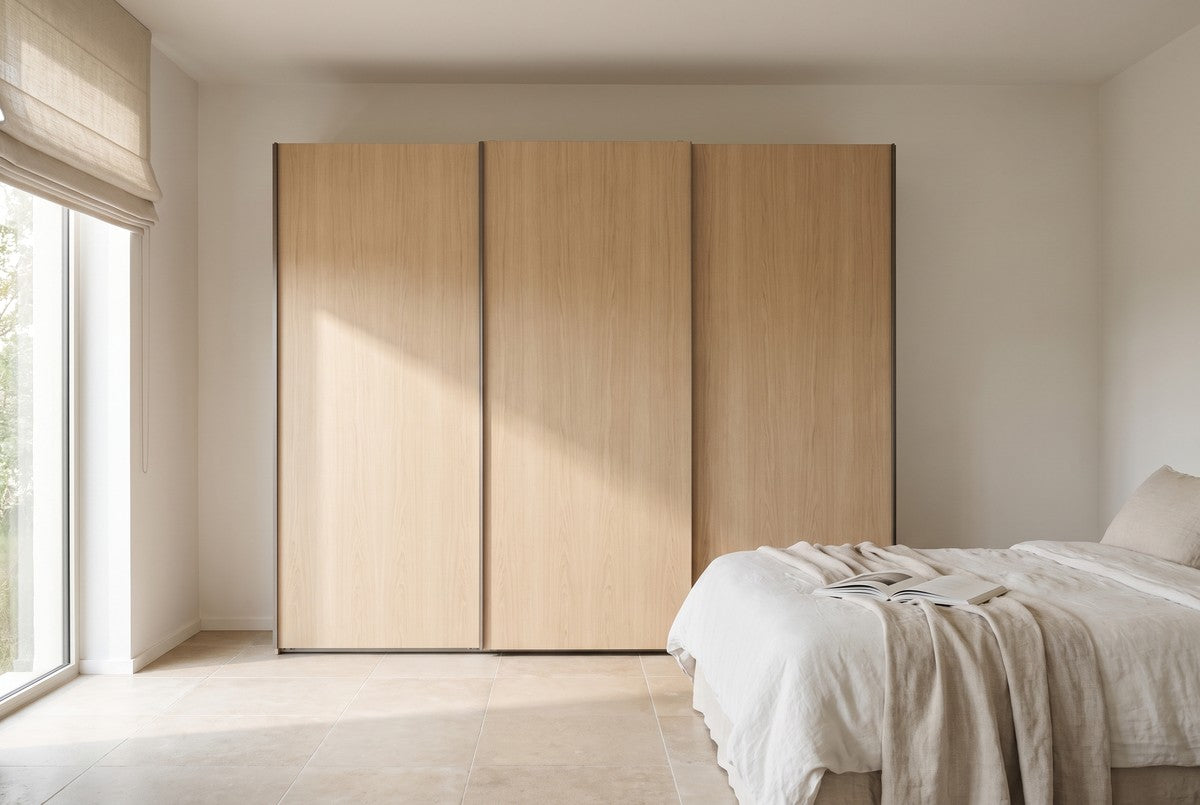 BORA-schuifdeurkast in Fineer · Rovere Biondo in een lichte slaapkamer (AI-sfeerbeeld)