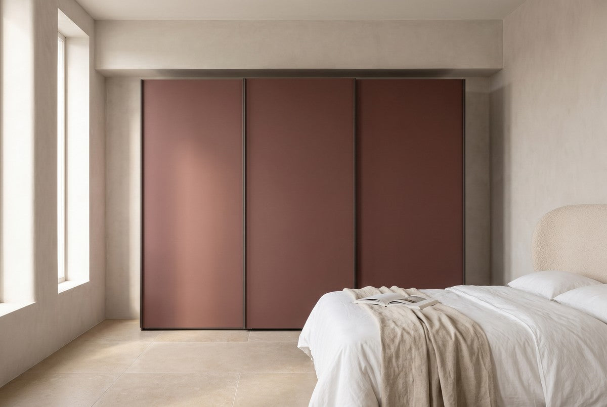 BORA-schuifdeurkast in Matlak · Porpora in een lichte slaapkamer (AI-sfeerbeeld)