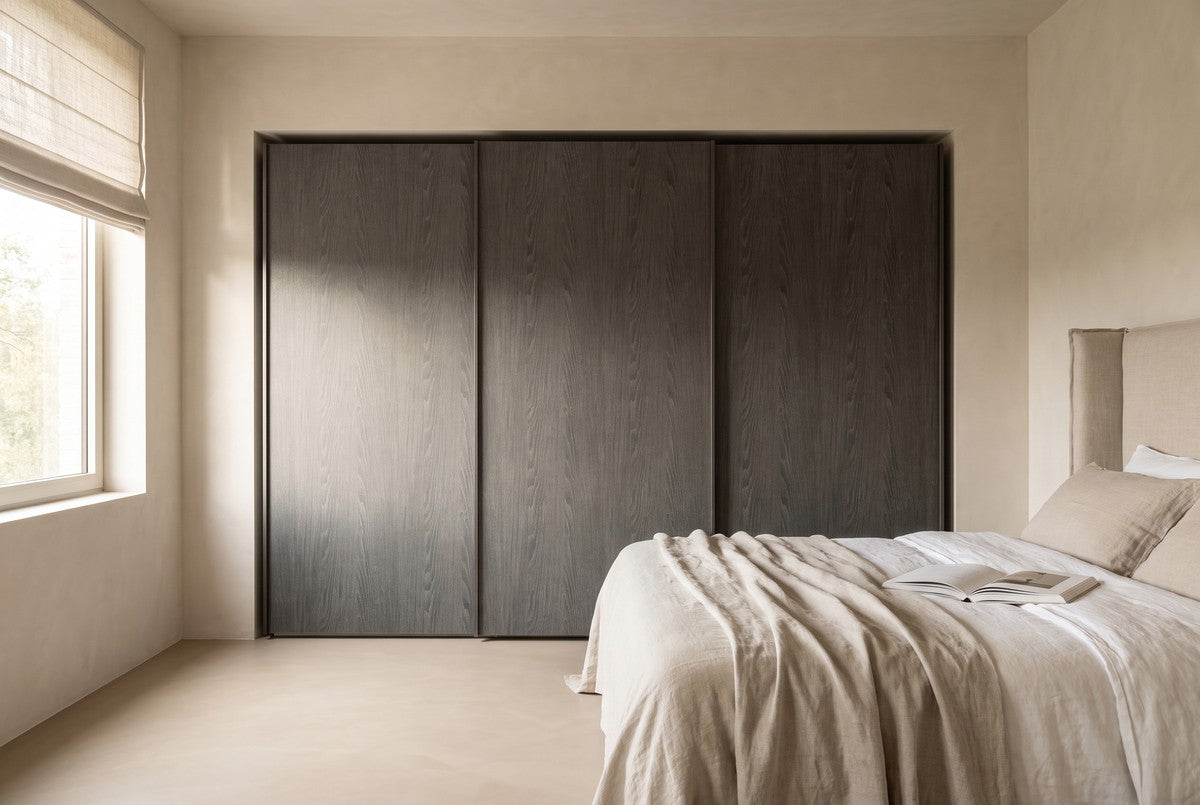 BORA-schuifdeurkast in Fineer · Rovere Piombo in een lichte slaapkamer (AI-sfeerbeeld)