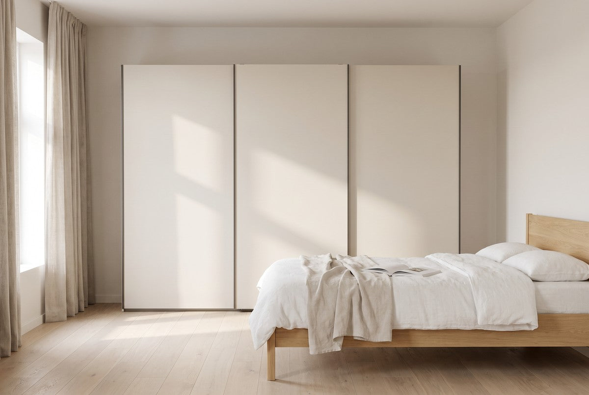 BORA-schuifdeurkast in Melamine · Crema in een lichte slaapkamer (AI-sfeerbeeld)
