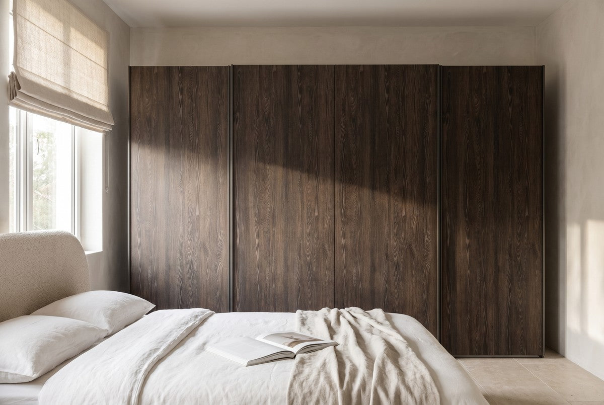 BORA-schuifdeurkast in Melamine · Rovere Fiammato in een lichte slaapkamer (AI-sfeerbeeld)
