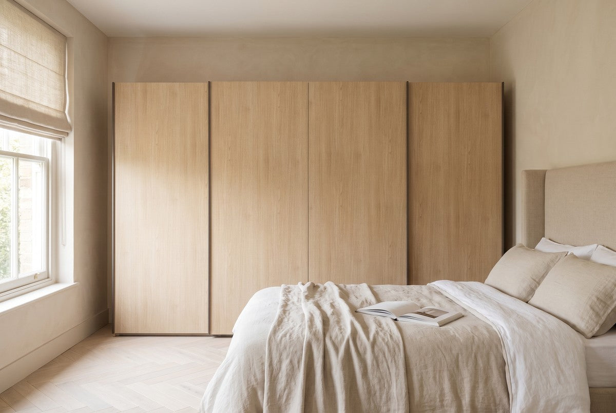 BORA-schuifdeurkast in Melamine · Rovere Miele in een lichte slaapkamer (AI-sfeerbeeld)
