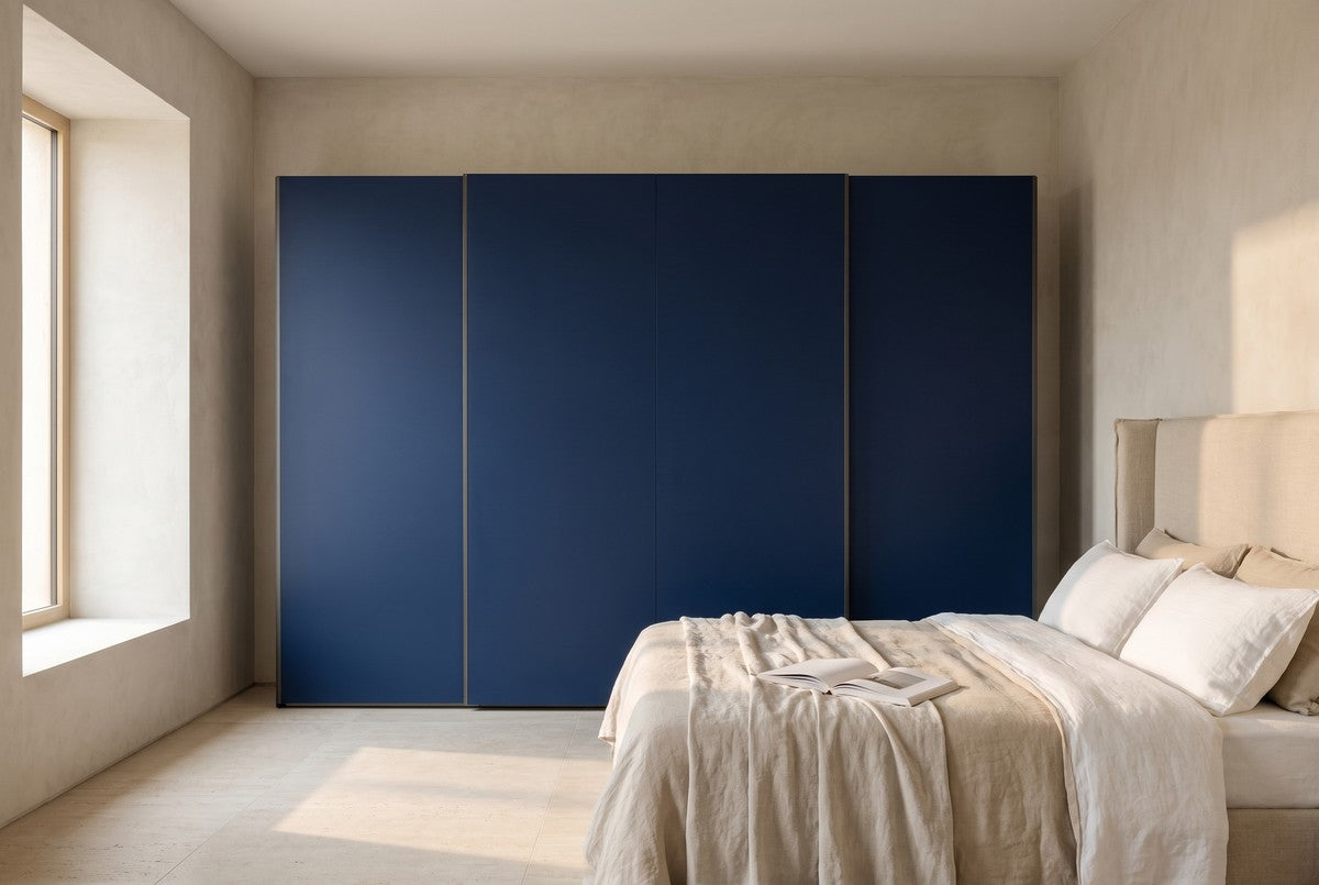 BORA-schuifdeurkast in Matlak · Blu Oltremare in een lichte slaapkamer (AI-sfeerbeeld)