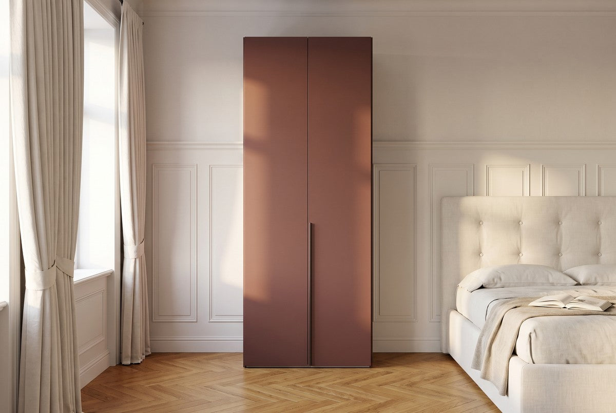 Libeccio-kledingkast in Matlak · Porpora in een lichte slaapkamer (AI-sfeerbeeld)