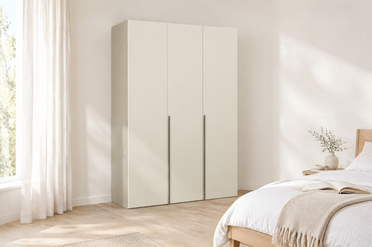 Libeccio-kledingkast in Matlak · Nocciola in een lichte slaapkamer (AI-sfeerbeeld)