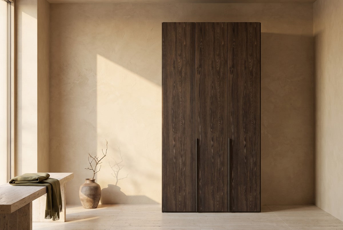 Libeccio-kledingkast in Melamine · Rovere Fiammato in een lichte hal (AI-sfeerbeeld)