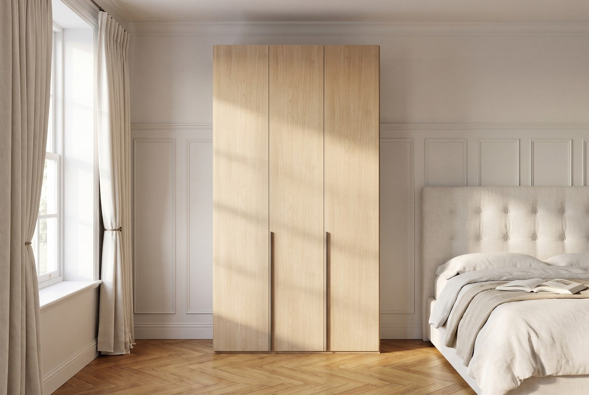 Libeccio-kledingkast in Melamine · Rovere Miele in een lichte slaapkamer (AI-sfeerbeeld)