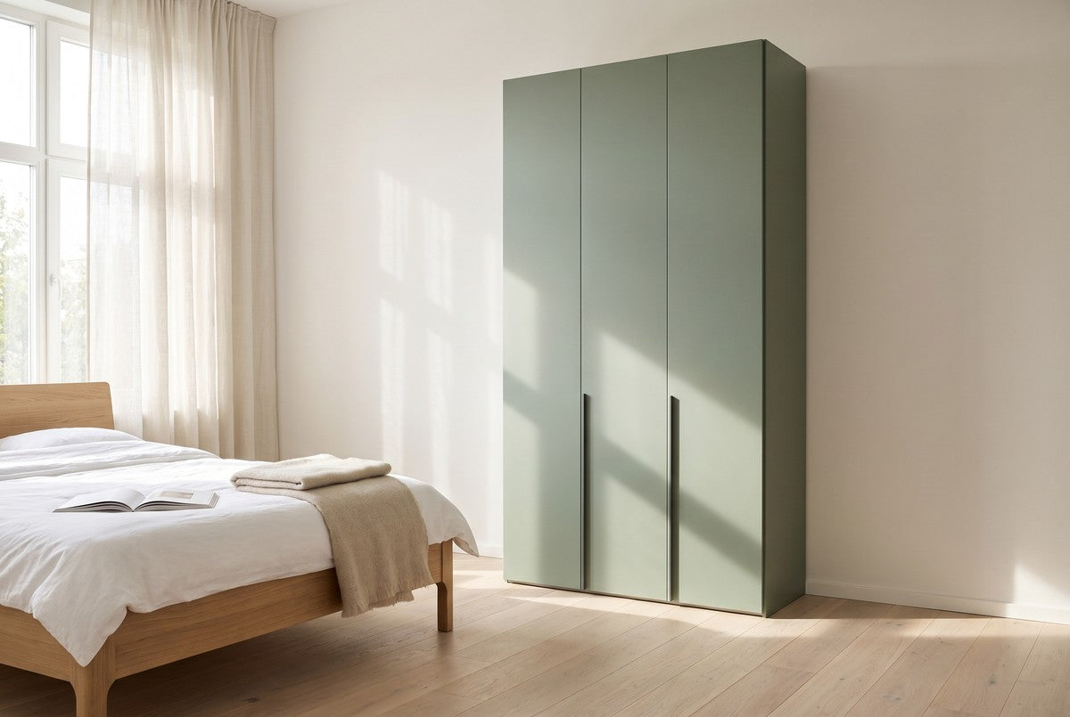 Libeccio-kledingkast in Matlak · Muschio in een lichte slaapkamer (AI-sfeerbeeld)
