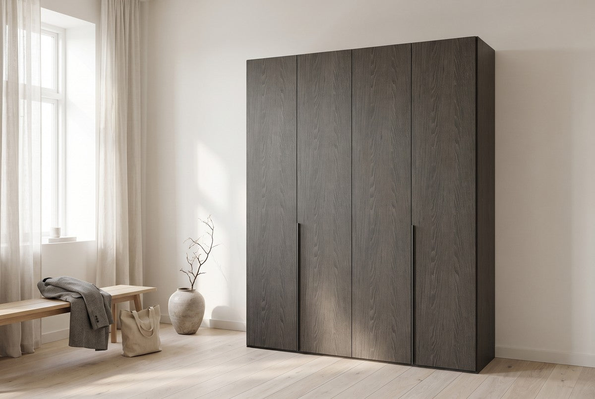 Libeccio-kledingkast in Fineer · Rovere Piombo in een lichte hal (AI-sfeerbeeld)