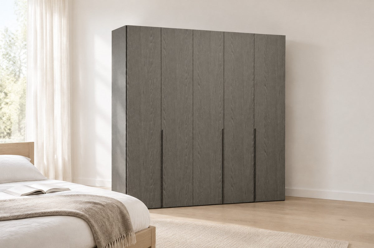Libeccio-kledingkast in Fineer · Rovere Piombo in een lichte slaapkamer (AI-sfeerbeeld)