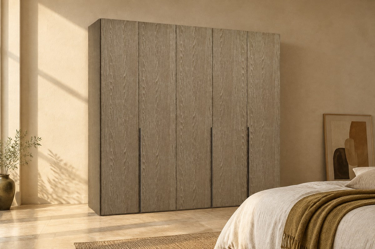 Libeccio-kledingkast in Fineer · Rovere Yuta in een lichte slaapkamer (AI-sfeerbeeld)