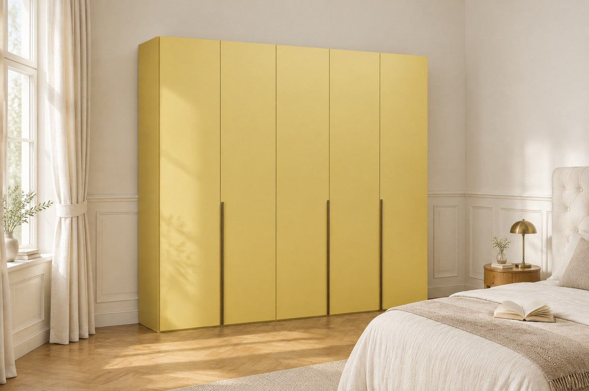 Libeccio-kledingkast in Matlak · Ocra in een lichte slaapkamer (AI-sfeerbeeld)