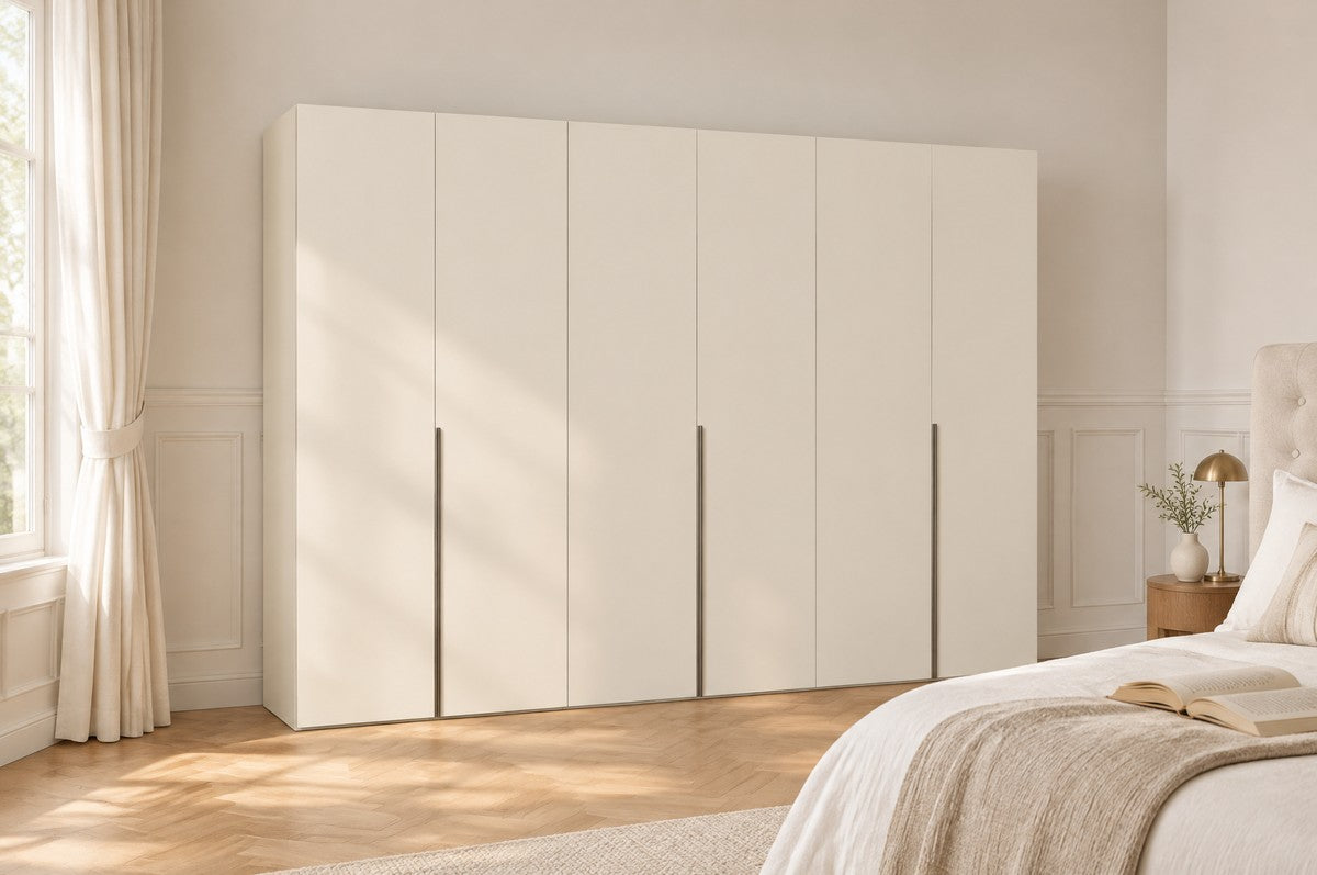 Libeccio-kledingkast in Melamine · Crema in een lichte slaapkamer (AI-sfeerbeeld)
