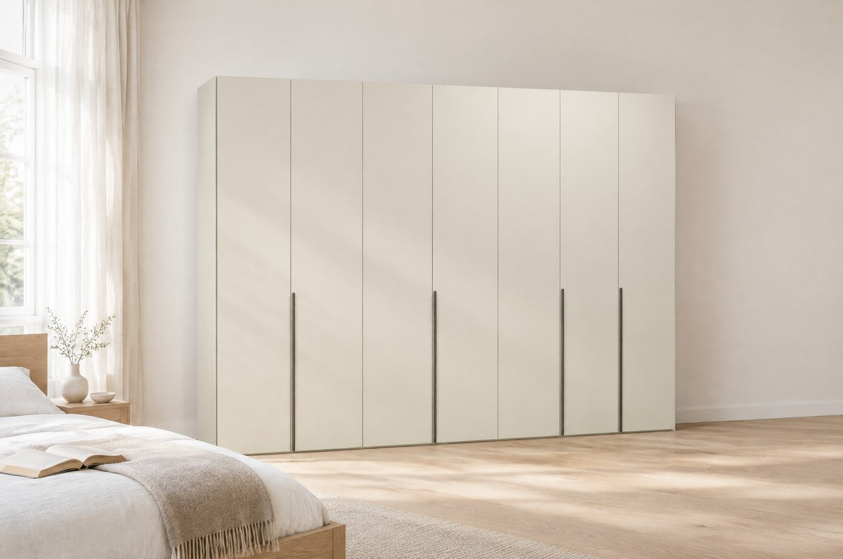 Libeccio-kledingkast in Matlak · Nocciola in een lichte slaapkamer (AI-sfeerbeeld)