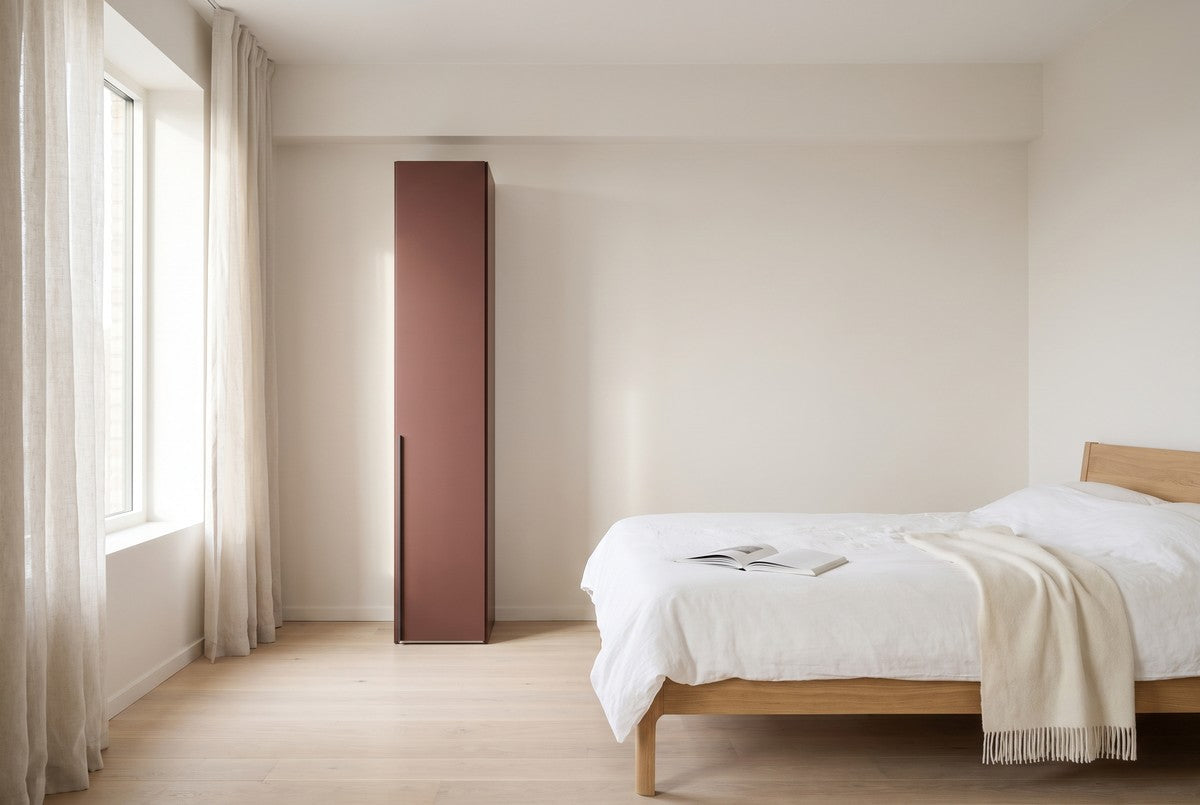 Libeccio-kledingkast in Matlak · Porpora in een lichte slaapkamer (AI-sfeerbeeld)