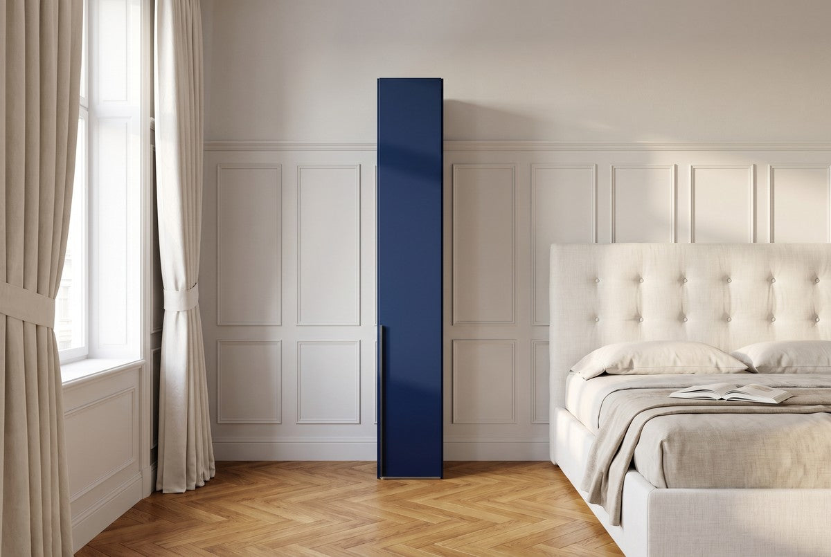 Libeccio-kledingkast in Matlak · Blu Oltremare in een lichte slaapkamer (AI-sfeerbeeld)