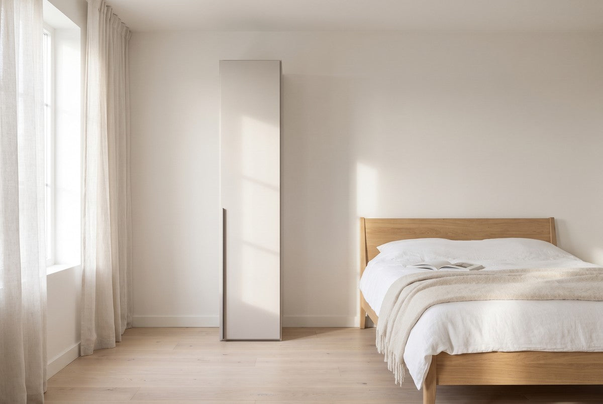 Libeccio-kledingkast in Melamine · Perla in een lichte slaapkamer (AI-sfeerbeeld)