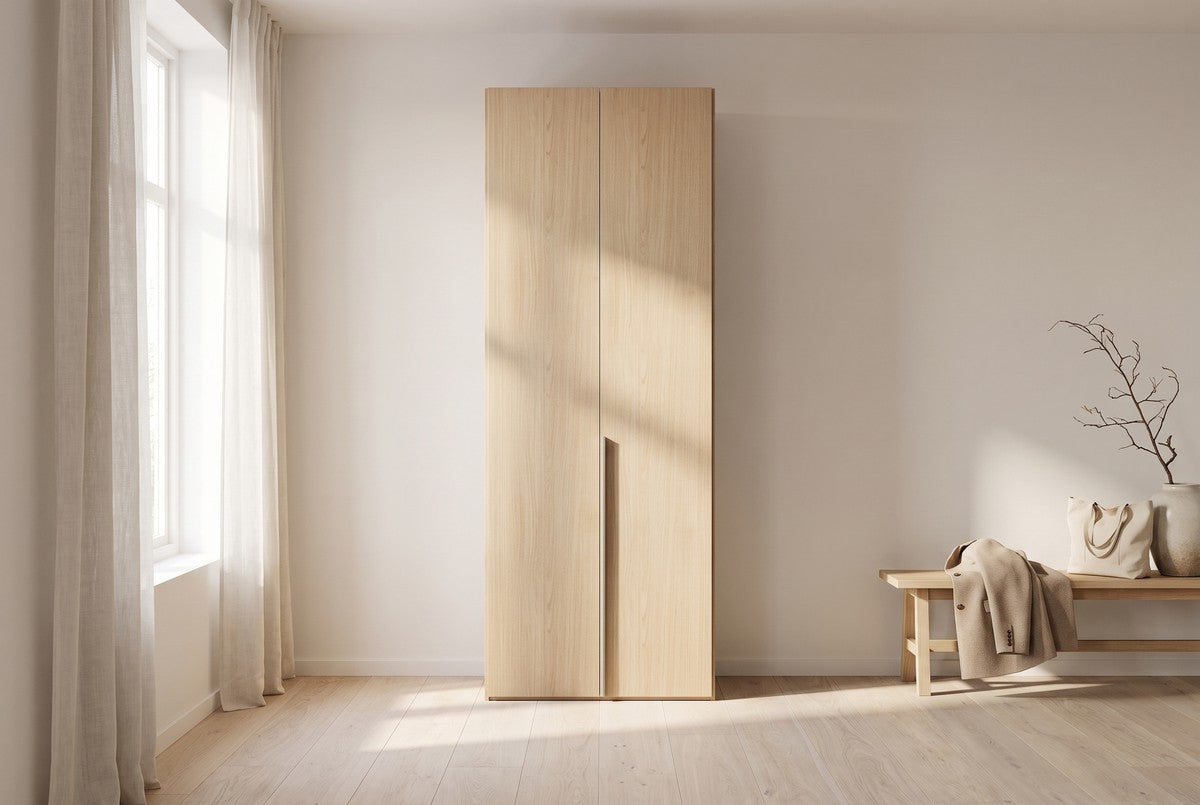 Libeccio-kledingkast in Melamine · Rovere Miele in een lichte hal (AI-sfeerbeeld)