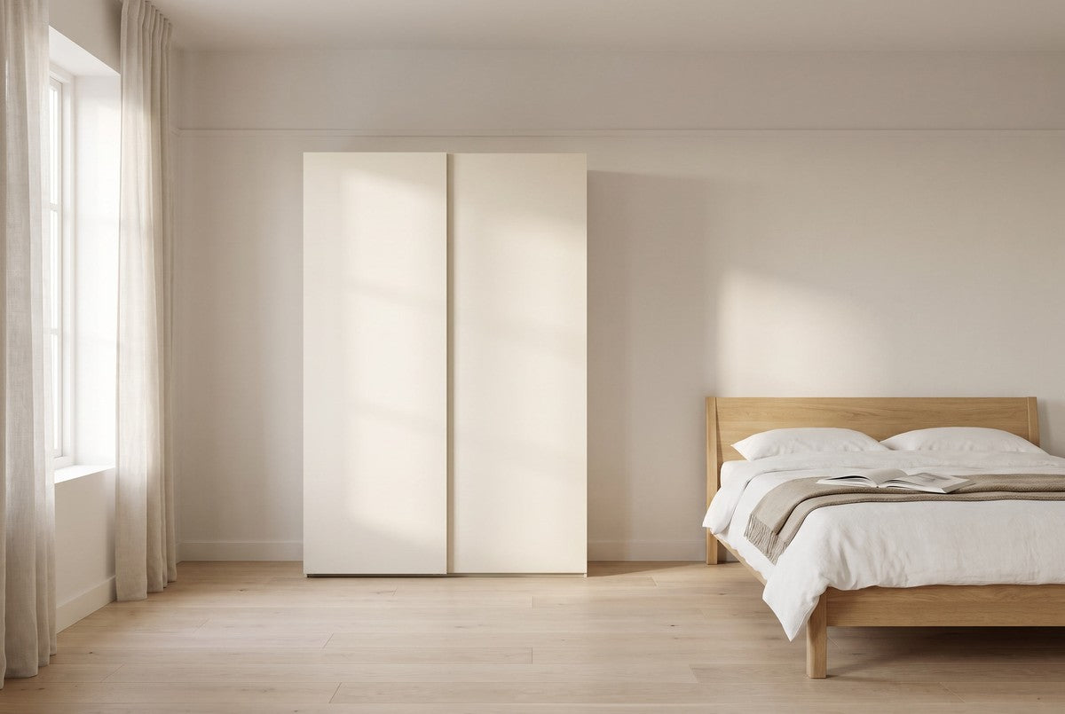 Libeccio-schuifdeurkast in Melamine · Crema in een lichte slaapkamer (AI-sfeerbeeld)