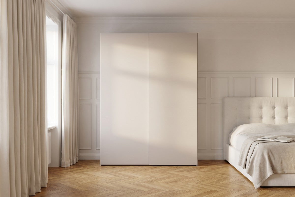 Libeccio-schuifdeurkast in Melamine · Perla in een lichte slaapkamer (AI-sfeerbeeld)