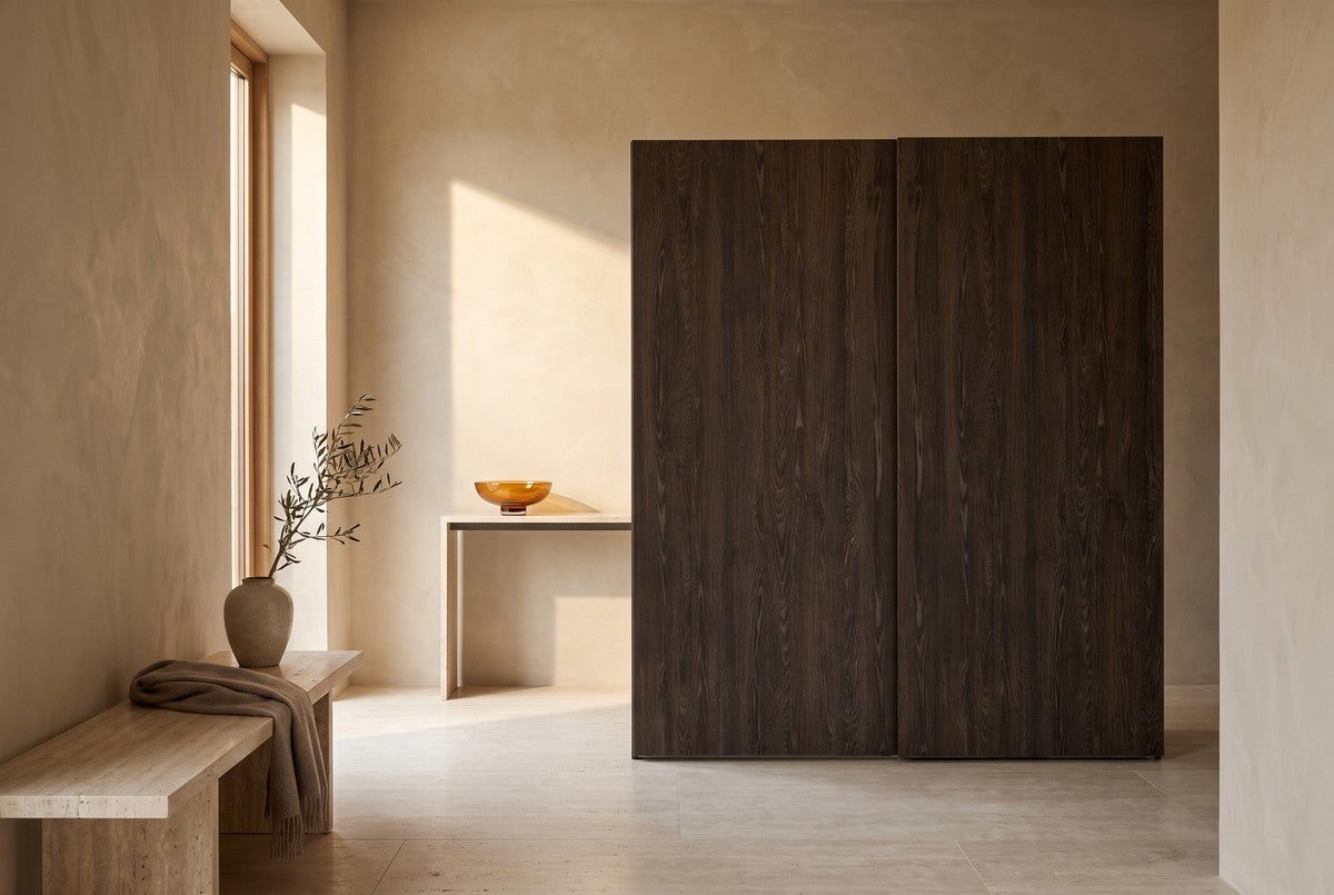 Libeccio-schuifdeurkast in Melamine · Rovere Fiammato in een lichte hal (AI-sfeerbeeld)
