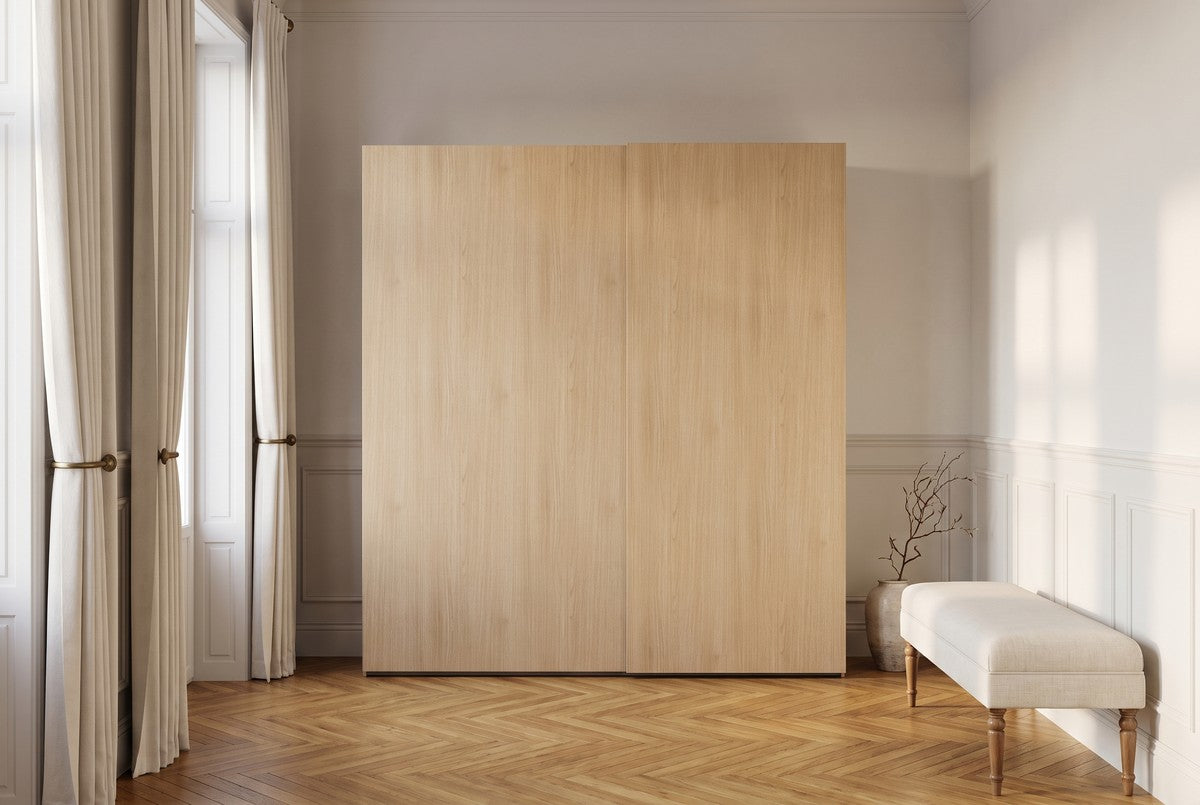 Libeccio-schuifdeurkast in Melamine · Rovere Miele in een lichte hal (AI-sfeerbeeld)