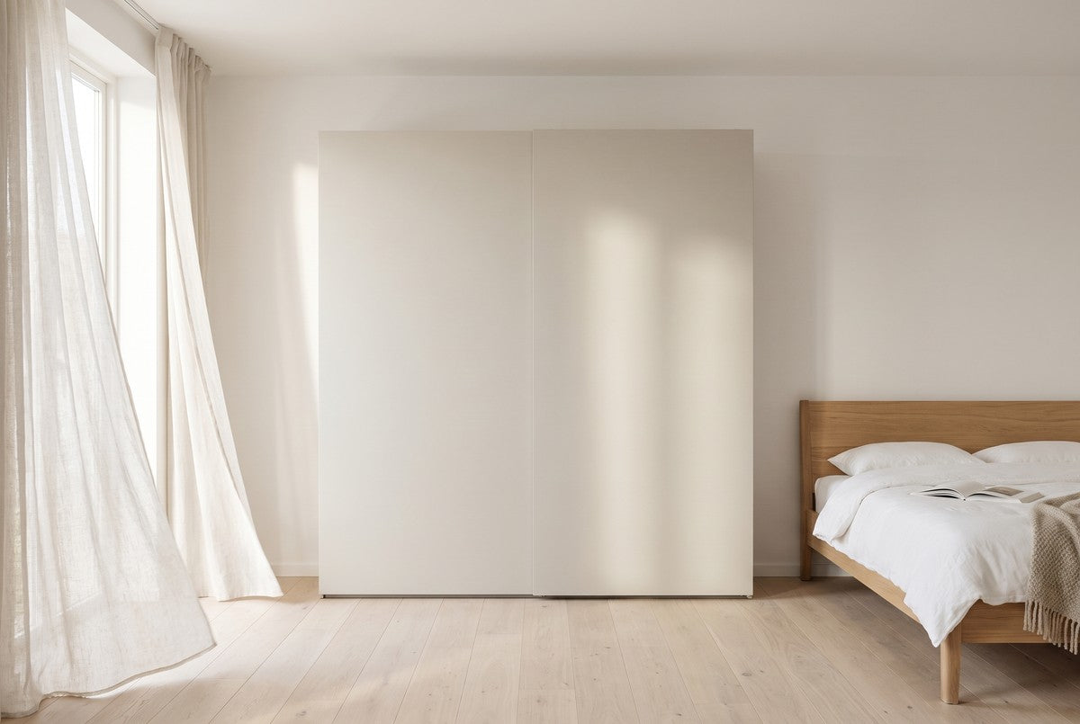 Libeccio-schuifdeurkast in Melamine · Tortora in een lichte slaapkamer (AI-sfeerbeeld)
