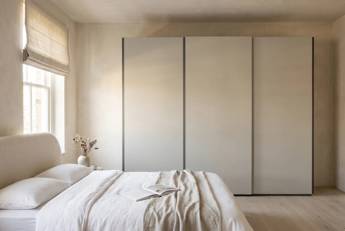 BORA-schuifdeurkast in Matlak · Tortora in een lichte slaapkamer (AI-sfeerbeeld)