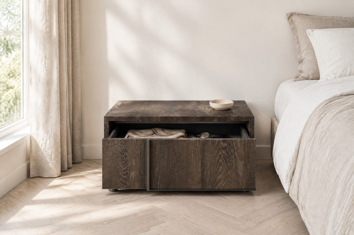 Profile nachtkastje zwevend met 1 lade, strip links – Melamine · Rovere Fiammato – in een slaapkamer (AI-beeld)