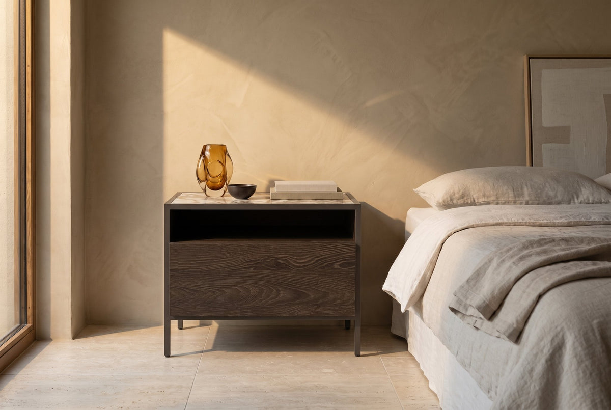 Frame nachtkastje smal met 1 lade – Melamine · Rovere Fiammato – in een slaapkamer (AI-beeld)