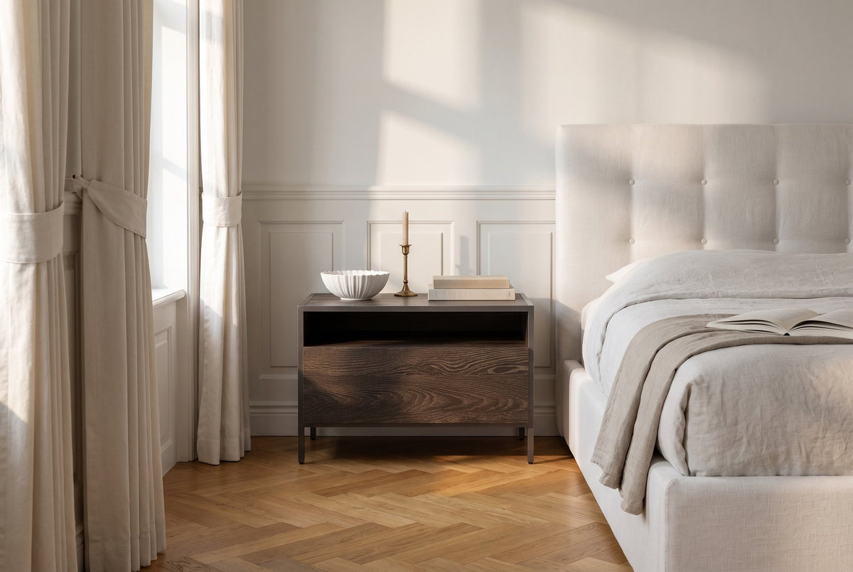 Frame nachtkastje breed met 1 lade – Melamine · Rovere Fiammato – in een slaapkamer (AI-beeld)
