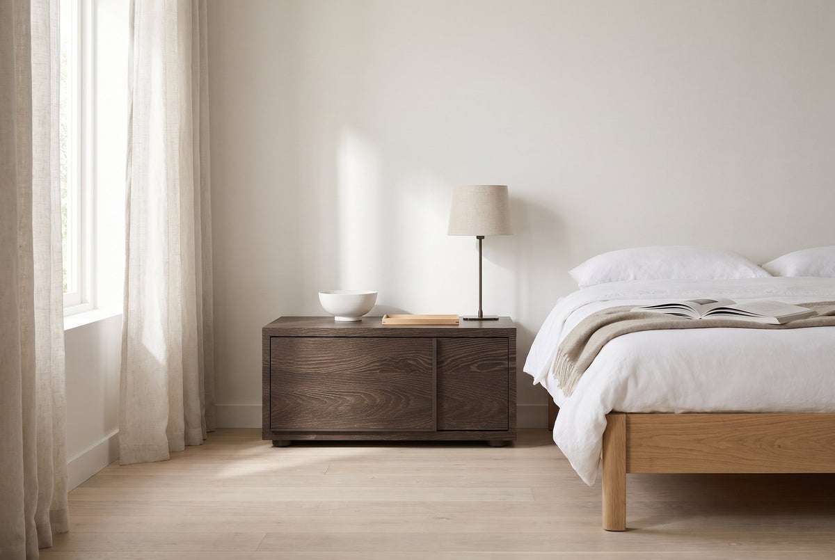 Profile nachtkastje zwevend met 1 lade, strip rechts – Melamine · Rovere Fiammato – in een slaapkamer (AI-beeld)