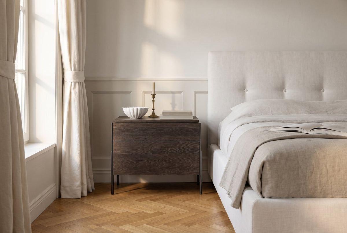 Ventura nachtkastje met 2 laden – Melamine · Rovere Fiammato / Metal Gray – in een slaapkamer (AI-beeld)