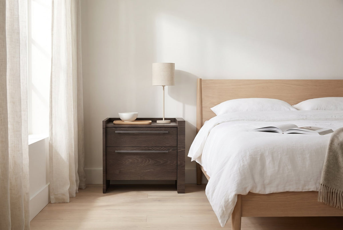 Carry nachtkastje met 2 laden, greep rechts – Melamine · Rovere Fiammato / Gelijk aan de afwerking – in een slaapkamer (AI-beeld)
