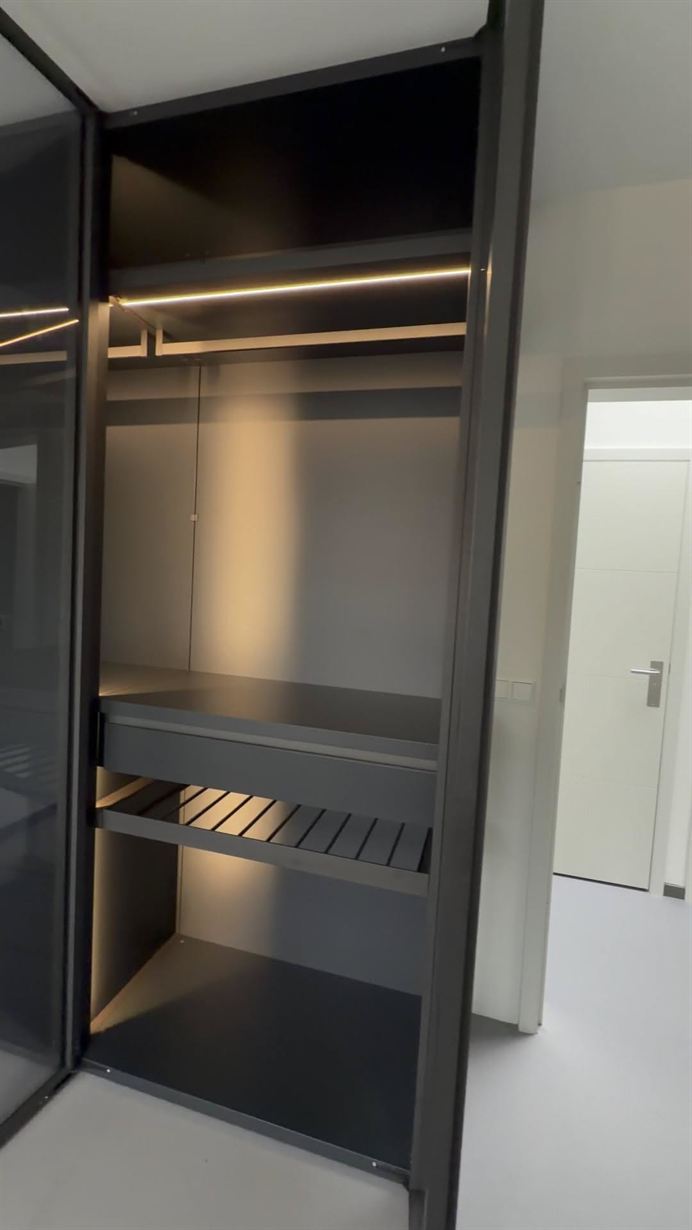 Open kastindeling in antraciet met LED-verlichting
