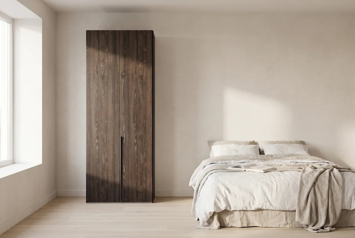 Libeccio-kledingkast in Melamine · Rovere Fiammato in een lichte slaapkamer (AI-sfeerbeeld)
