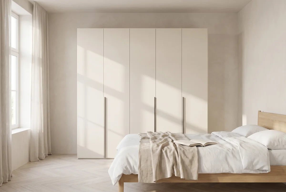Libeccio-kledingkast in Melamine · Crema in een lichte slaapkamer (AI-sfeerbeeld)