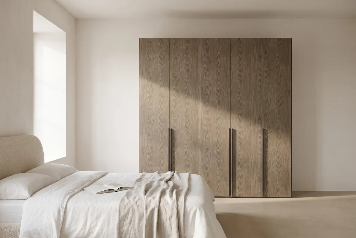 Libeccio-kledingkast in Fineer · Rovere Yuta in een lichte slaapkamer (AI-sfeerbeeld)