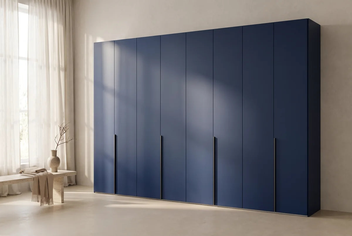 Libeccio-kledingkast in Matlak · Blu Oltremare in een lichte hal (AI-sfeerbeeld)