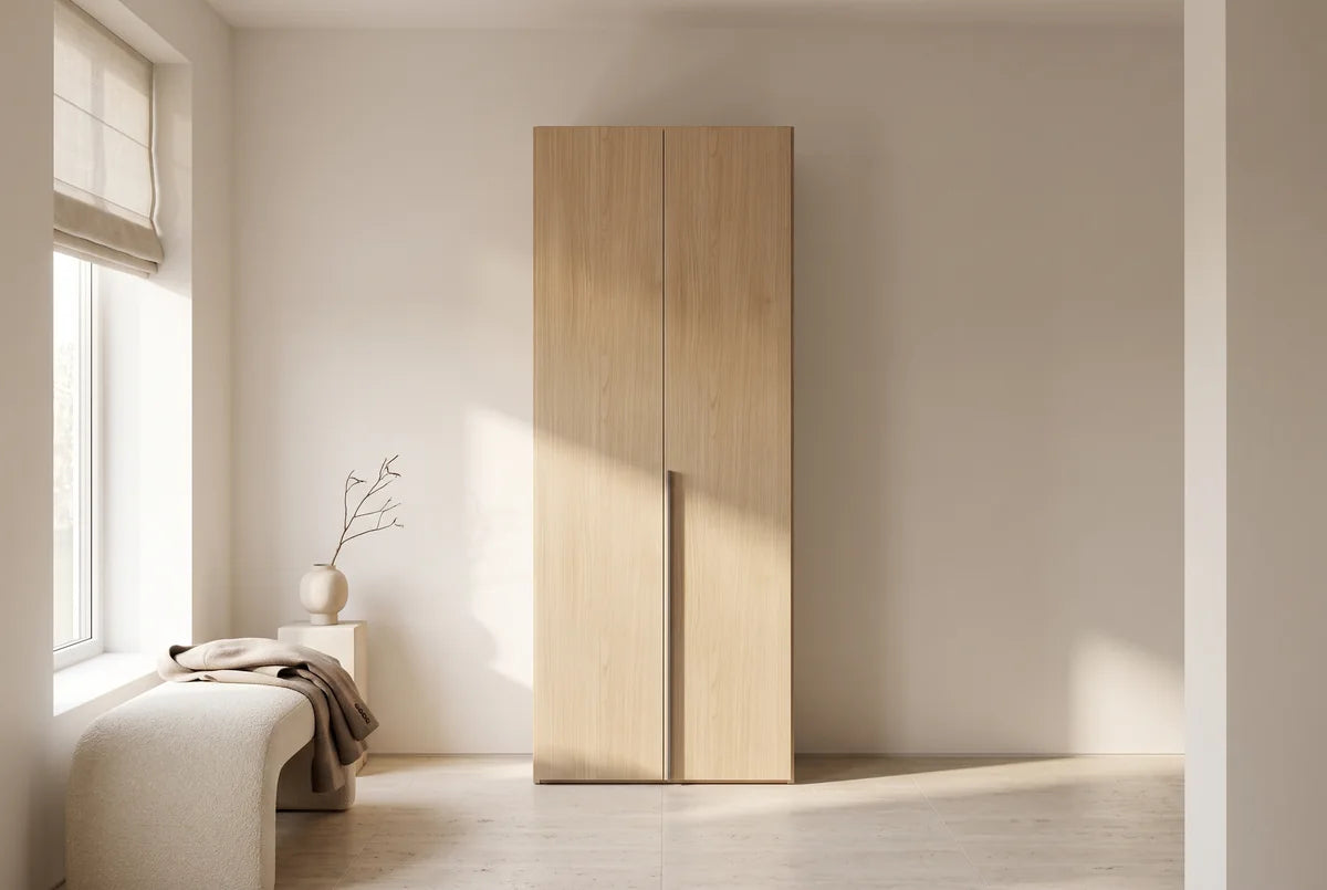 Libeccio-kledingkast in Melamine · Rovere Miele in een lichte hal (AI-sfeerbeeld)