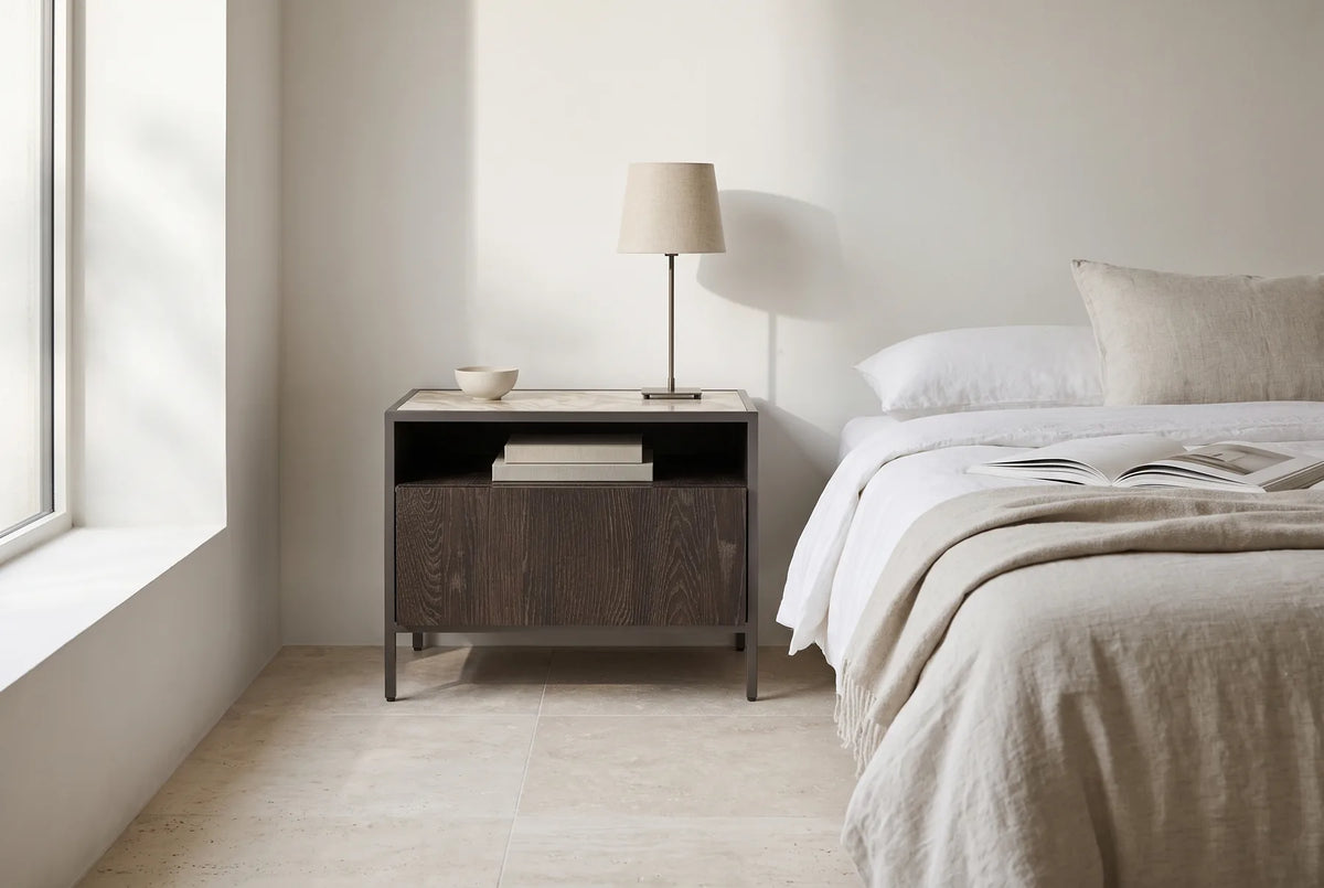 Frame-nachtkastje in Melamine · Rovere Fiammato in een lichte slaapkamer, gestyled (AI-sfeerbeeld)