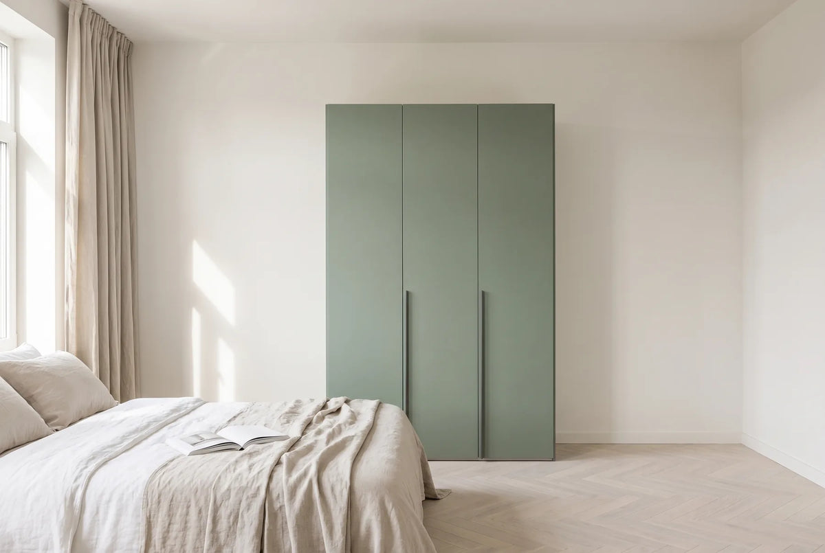 Libeccio-kledingkast in Matlak · Muschio in een lichte slaapkamer (AI-sfeerbeeld)