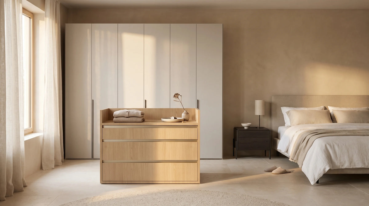 Slaapkamer met een Libeccio-kast in Perla, een Isola-eiland in Rovere Miele en het Ventura-nachtkastje naast het bed (AI-sfeerbeeld)